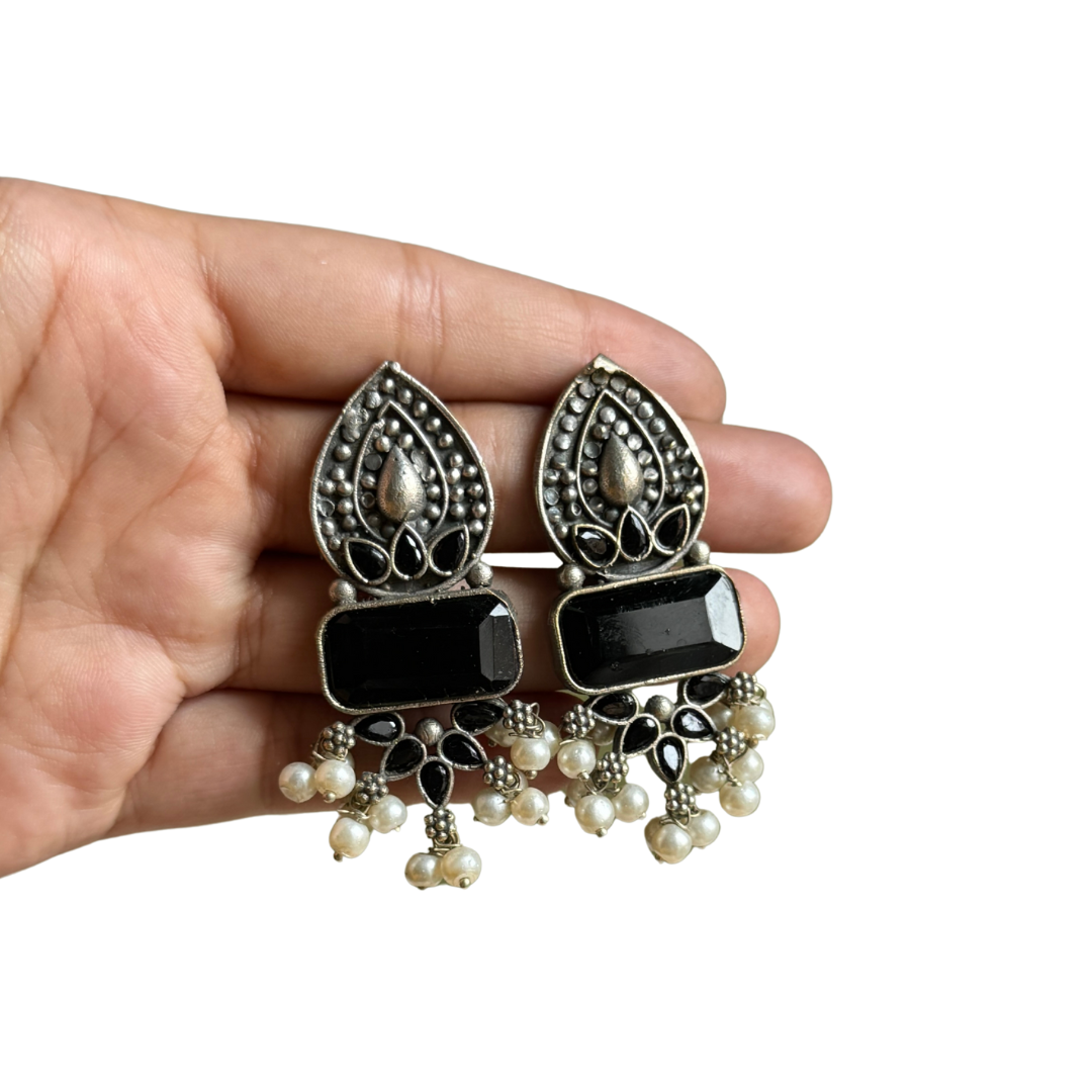 OXIDIZED EARRINGS WITH RECTANGULAR STONE